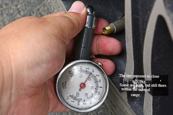 Illustrated guide to using a tire pressure gauge